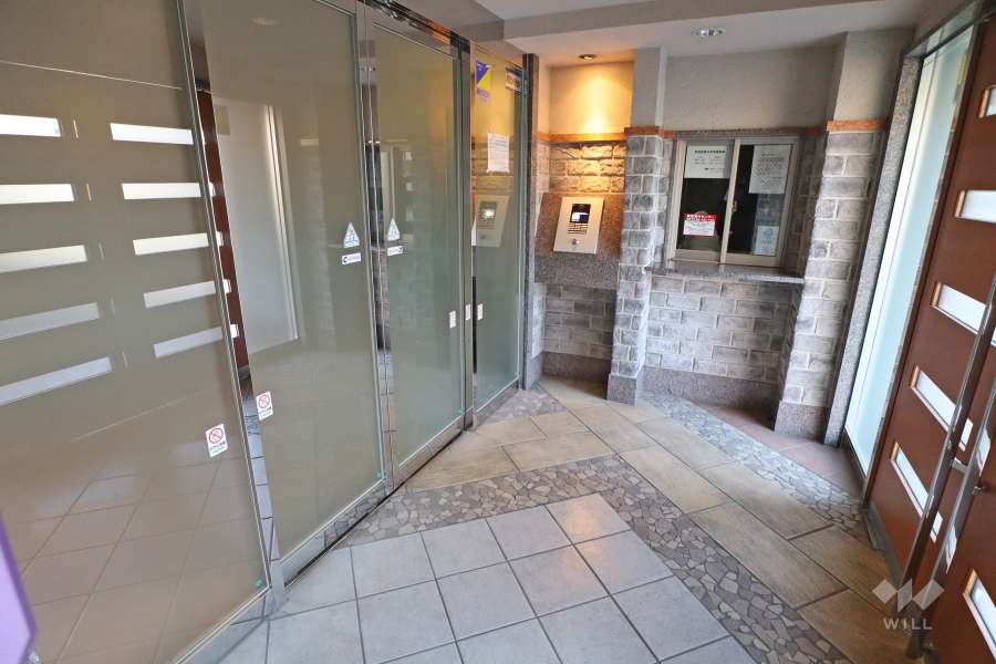 エントランスはオートロック付きです。