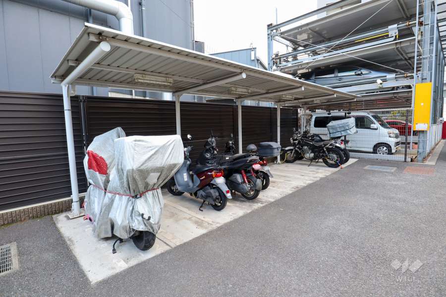 バイク置き場（屋根付き）