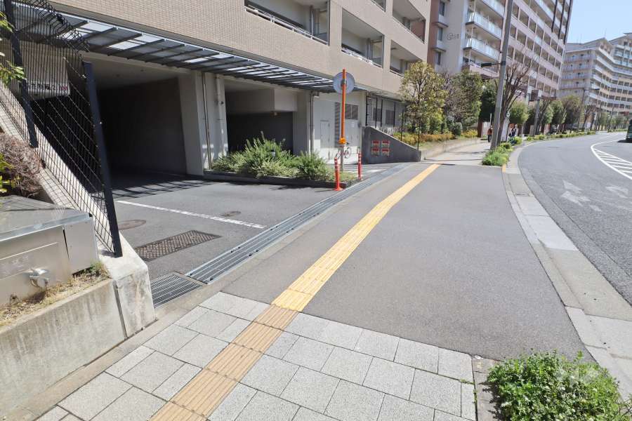 駐車場の出入り口（ゲート付き）