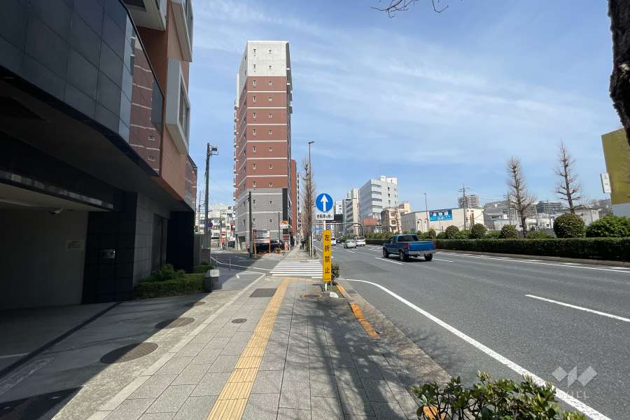 敷地の東側前面道路（南側から）