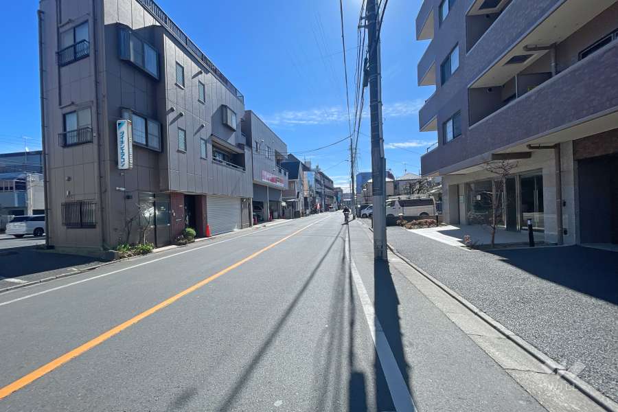 敷地東側の前面道路（北側から）