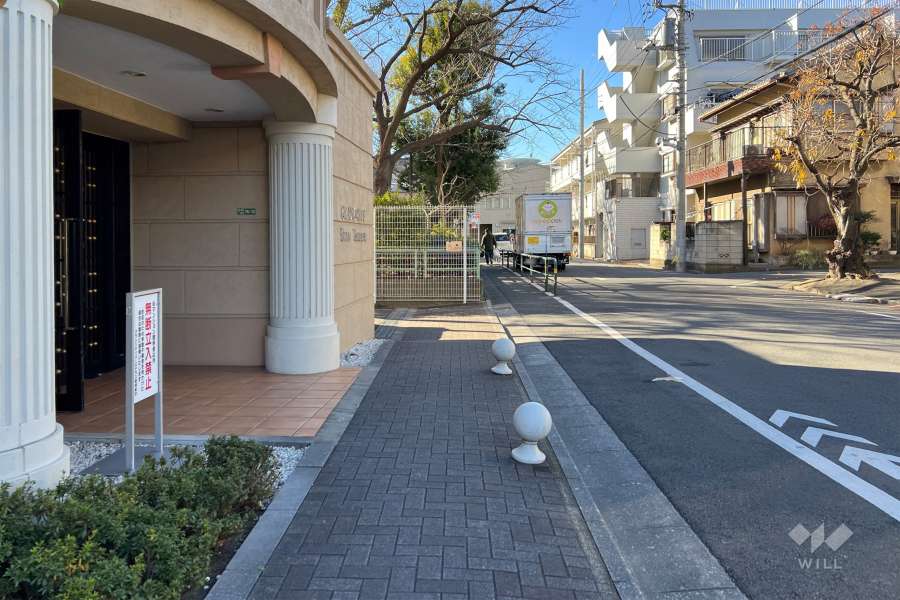 敷地の北側前面道路（東側から）