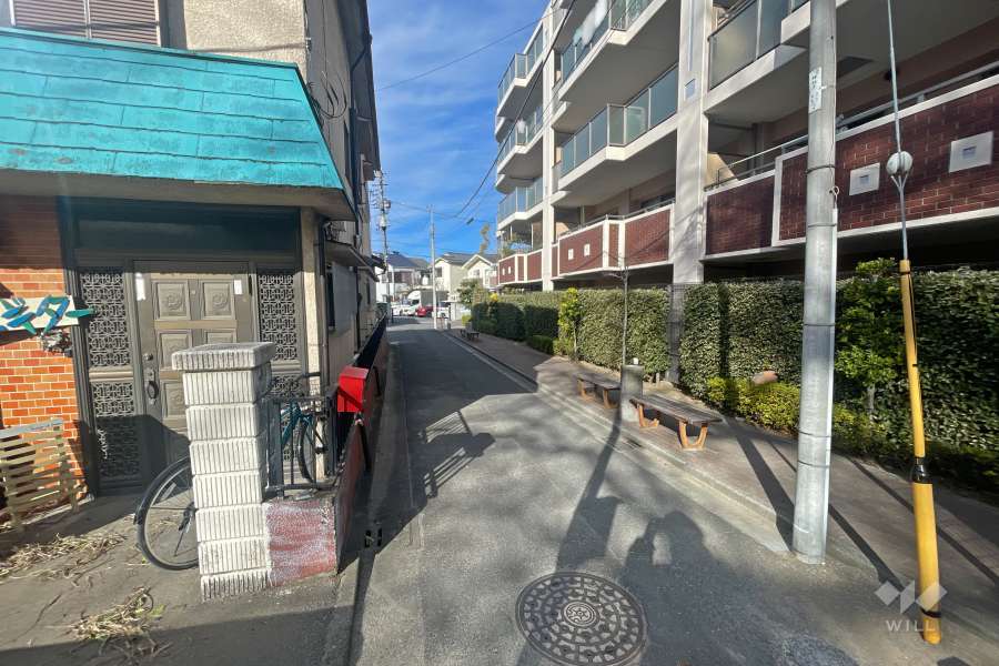 敷地南側の前面道路（東側から）