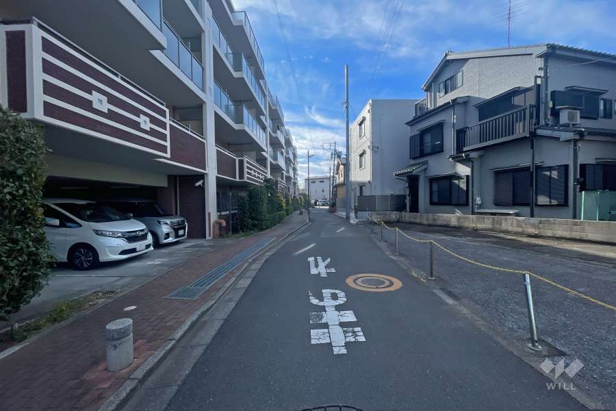敷地西側の前面道路（北側から）