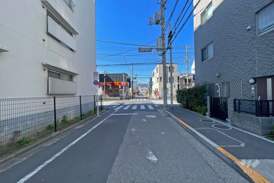 敷地南側の前面道路（東側から）