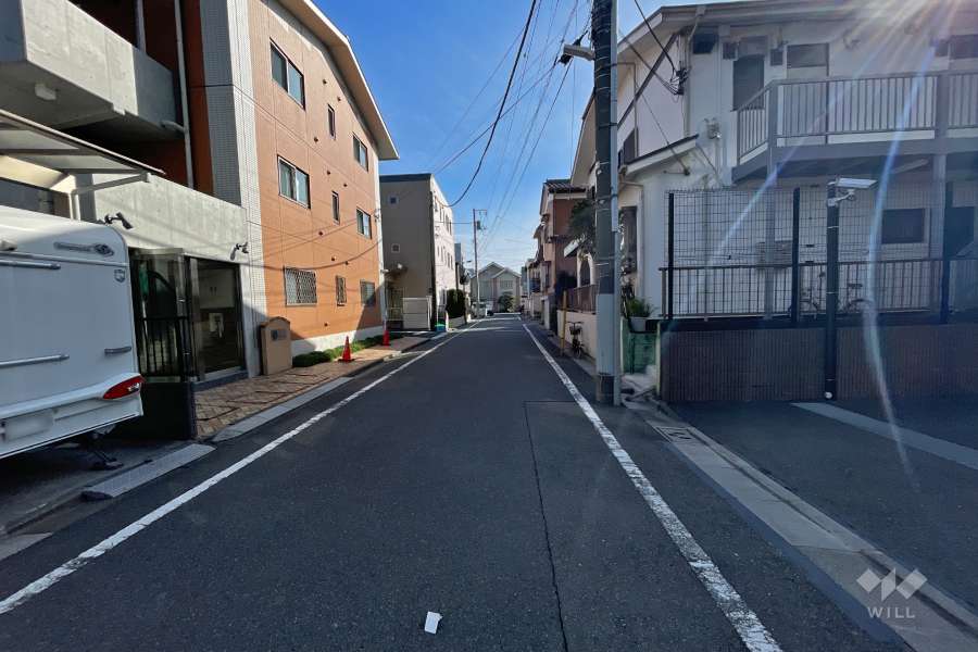 敷地東側の前面道路（北側から）