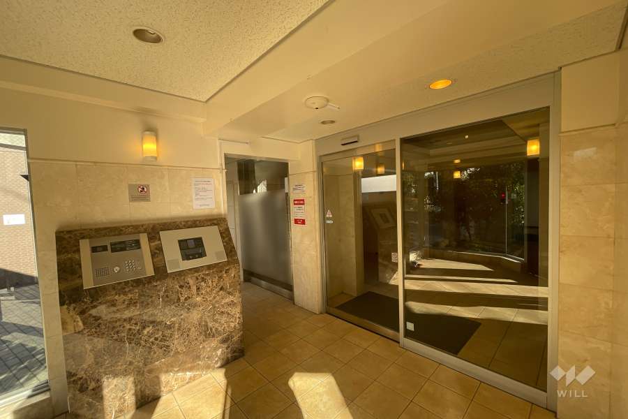 エントランスはオートロック付きです。