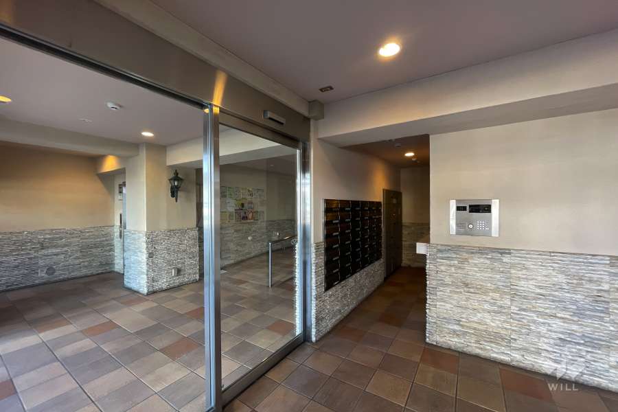 エントランスはオートロック付きです。