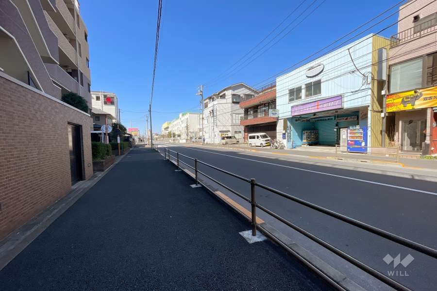 敷地北側の前面道路（東側から）