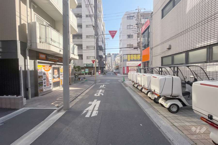 敷地南側の前面道路（西側から）