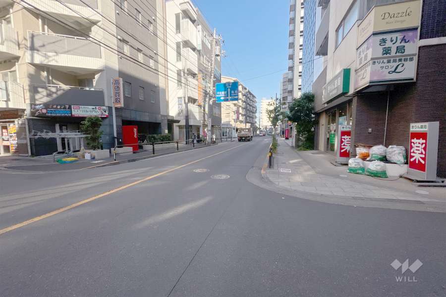 敷地東側の前面道路（南側から）