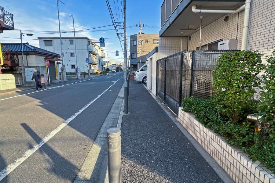 敷地北側の前面道路（西側から）