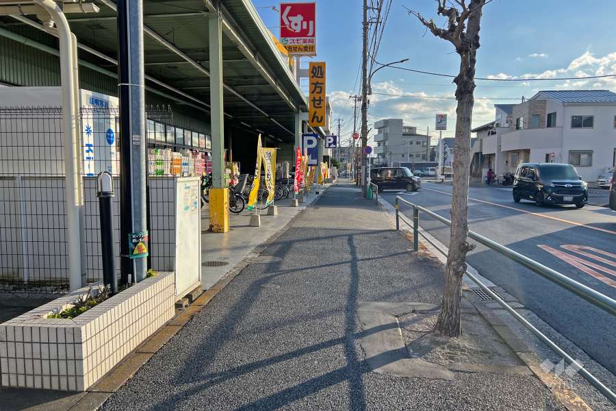 敷地西側の前面道路（北側から）