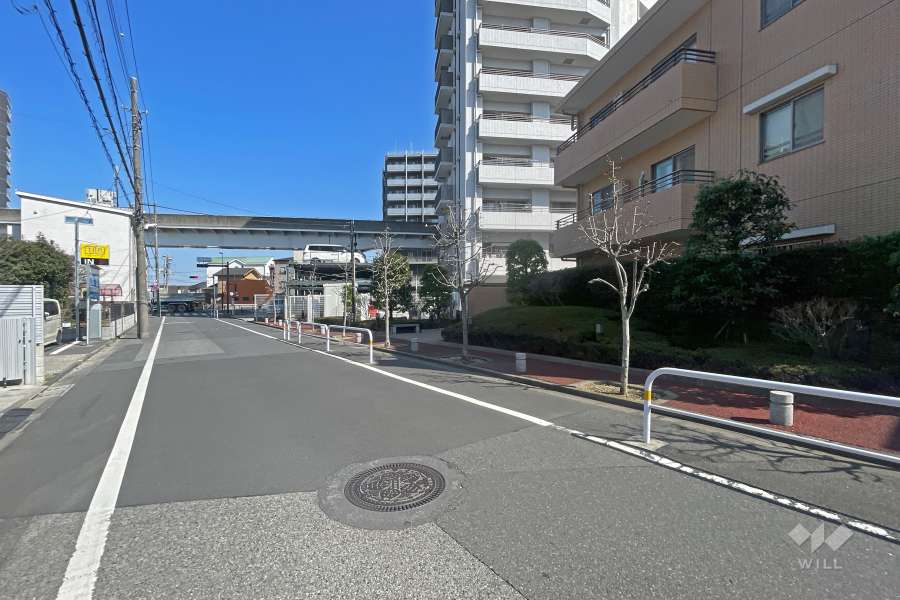 敷地の北側前面道路（東側から）