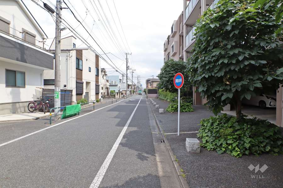 敷地北東側の前面道路（北西側から）