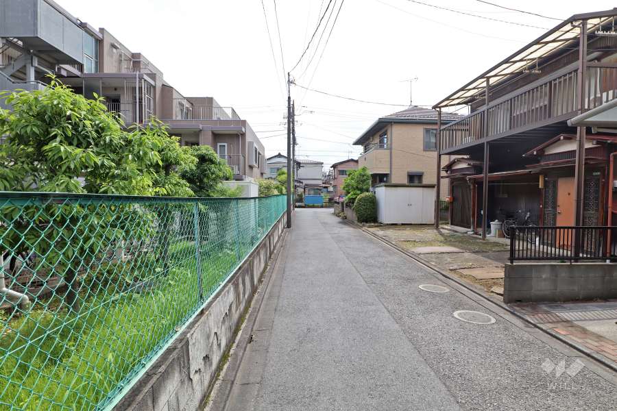 敷地北西側の前面道路（北東側から）