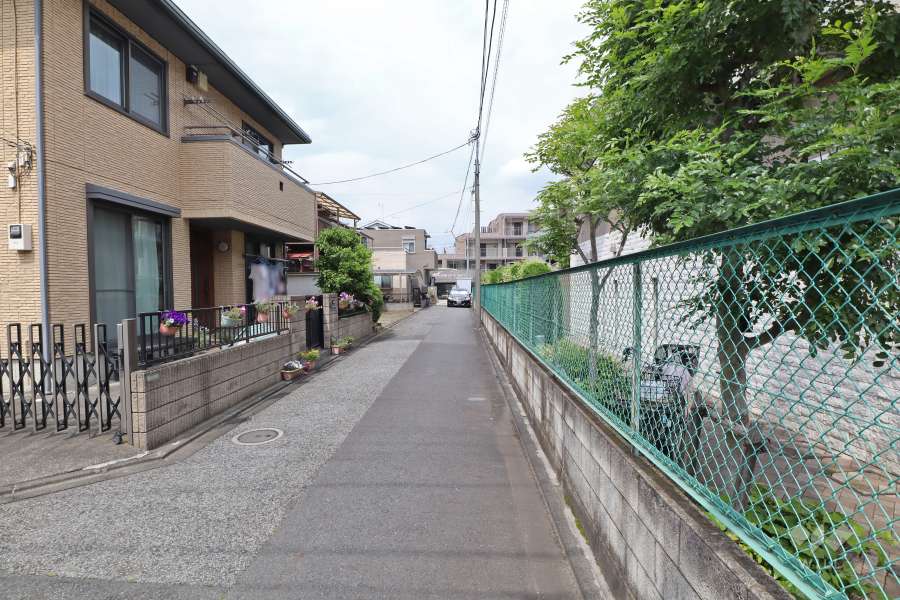 敷地北西側の前面道路（南西側から）