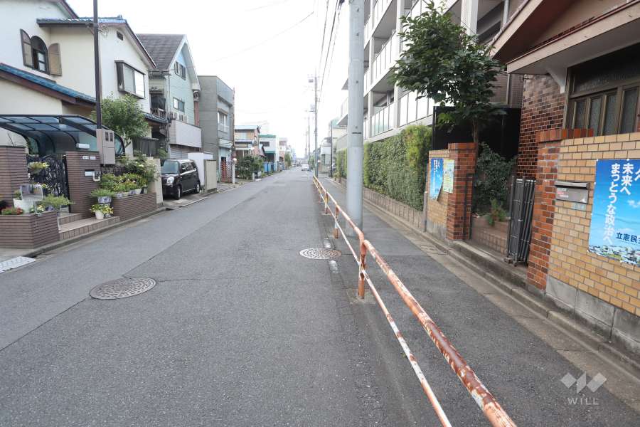 敷地南西側の前面道路（南東側から）