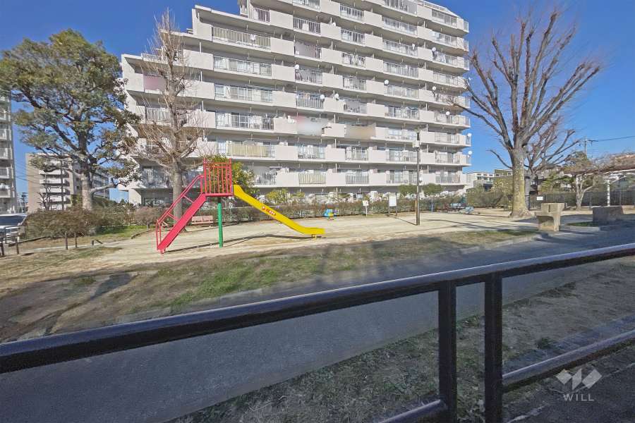 敷地に隣接した『足立区立加青公園』