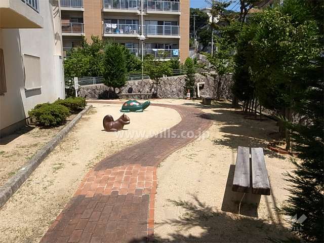 敷地内、B棟横にある小さな公園