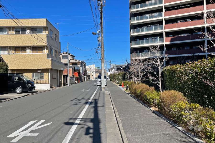敷地北西側の前面道路（南西側から）