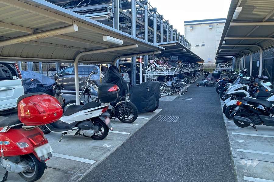 バイク置場と駐輪場