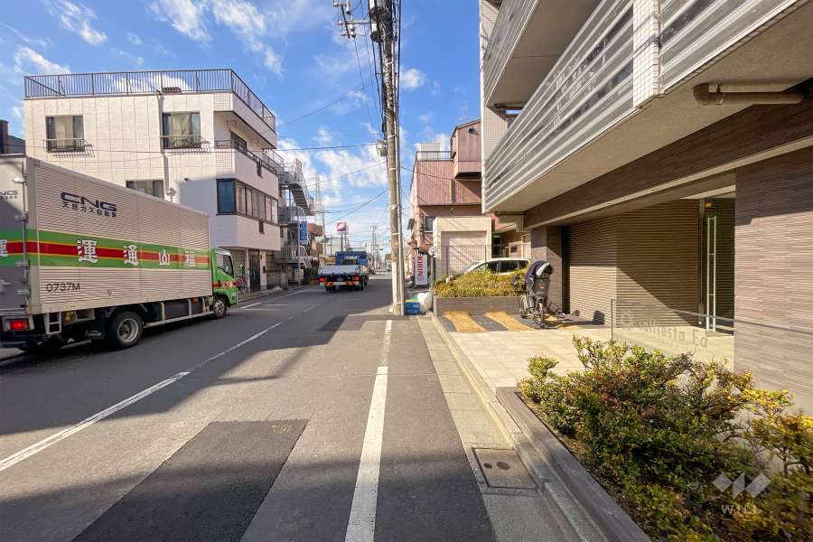 敷地南側の前面道路（東側から）
