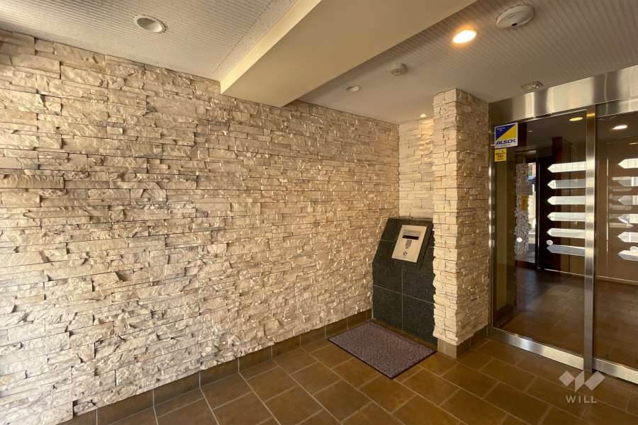 エントランスはオートロック付きです。