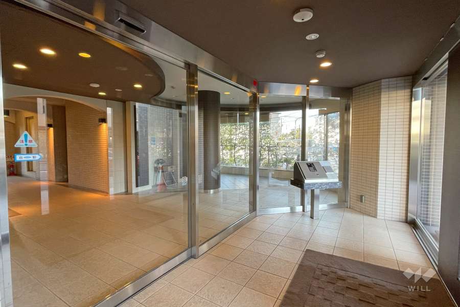 エントランスはオートロック付きです。