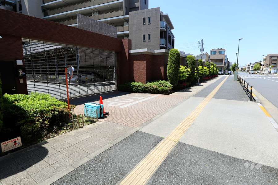 駐車場の出入り口（ロボットゲート付き）