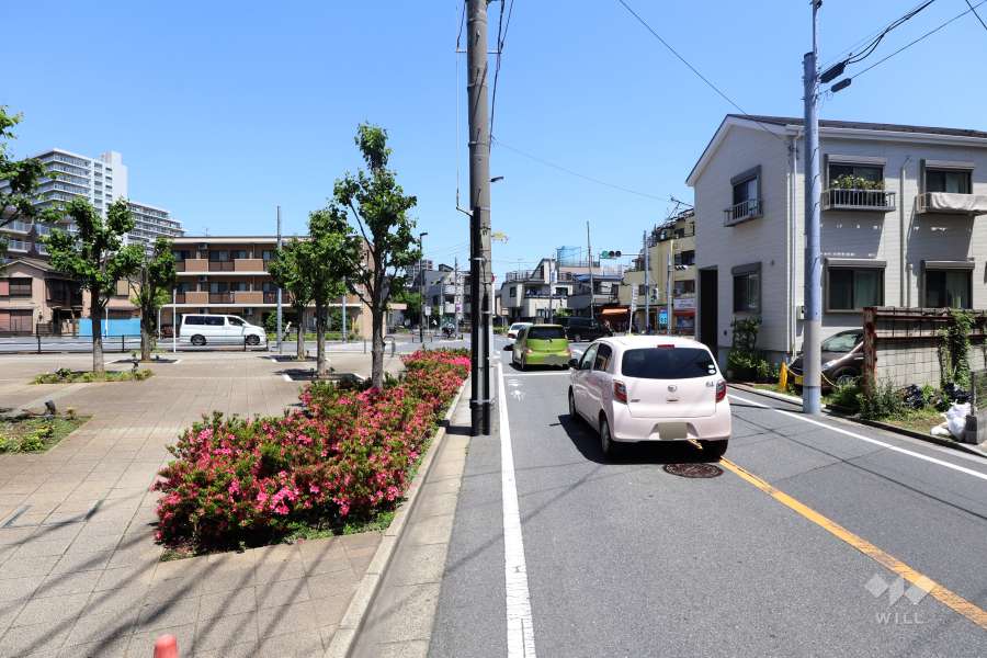 敷地の東側前面道路（南側から）