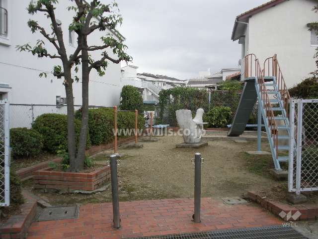 マンションのすぐ北側に公園があります。