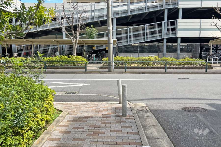 敷地南側の前面道路（西側から）