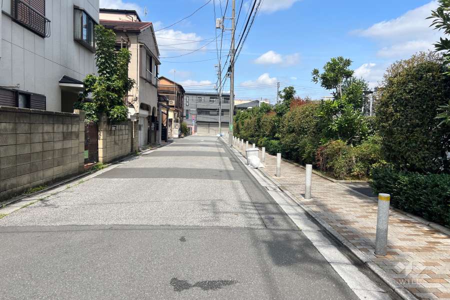 敷地西側の前面道路（南側から）