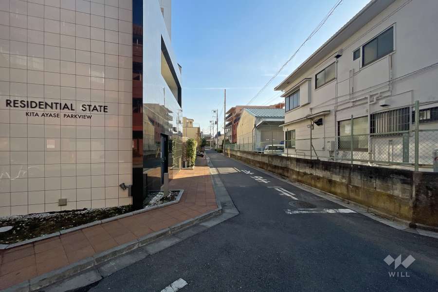 敷地西側の前面道路（北側から）