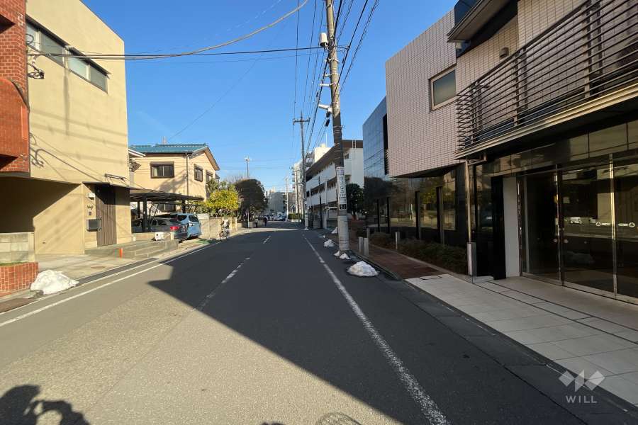 敷地北側の前面道路（西側から）