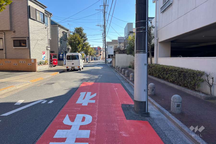敷地の東側前面道路（北西側から）