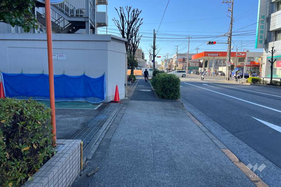 敷地の北側前面道路（東側から）