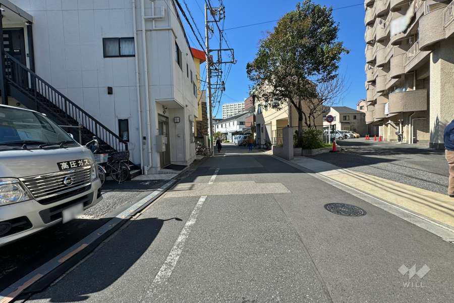敷地南東側の前面道路（北東側から）