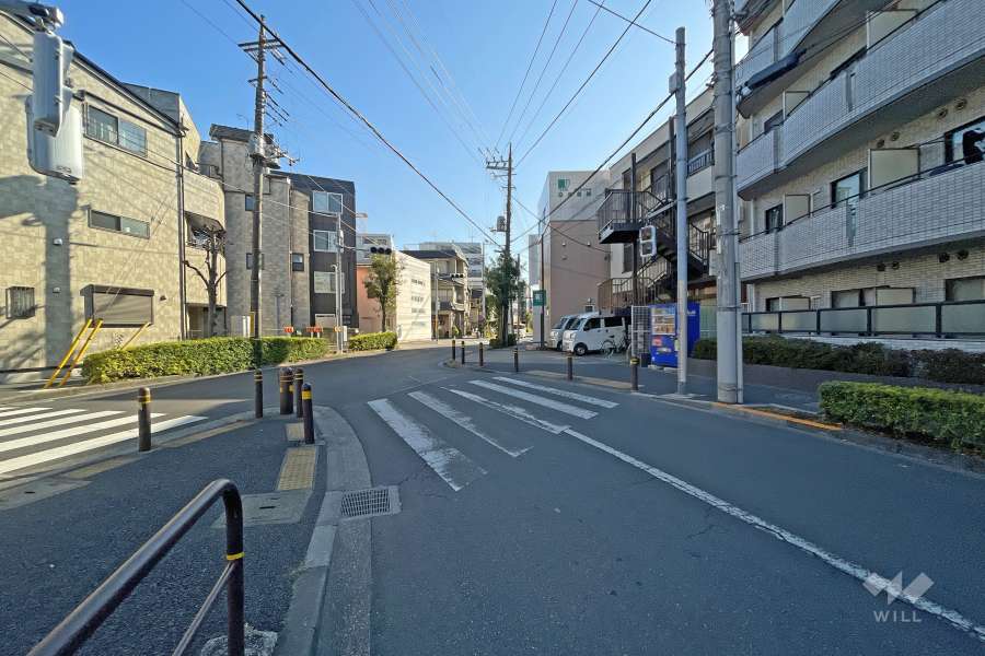 敷地北東側の前面道路（北西側から）