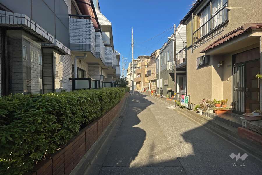 敷地東側の前面道路（南側から）