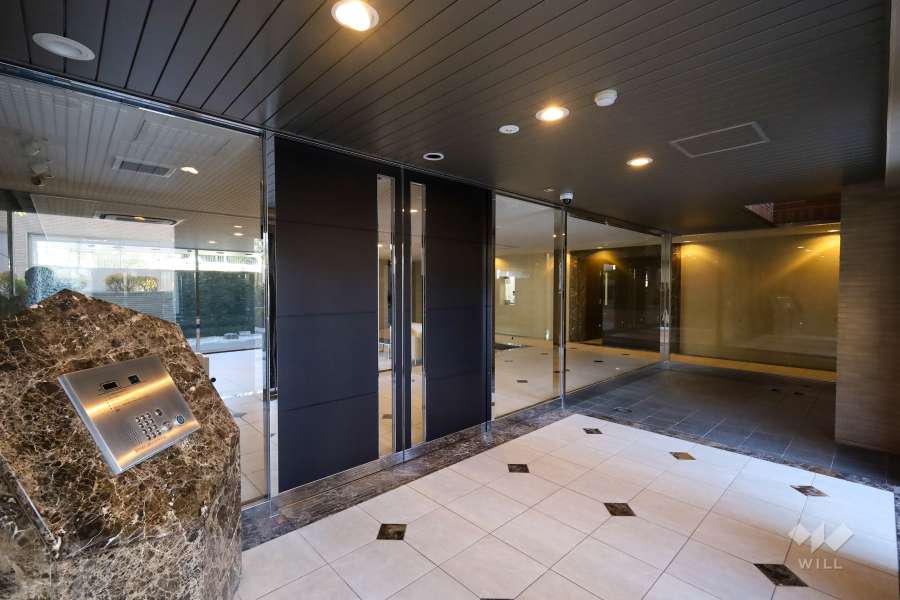 エントランスはオートロック付きです。