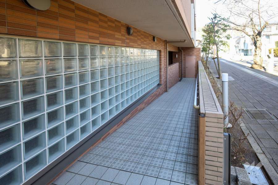 駐輪場とサブエントランスへのアプローチ