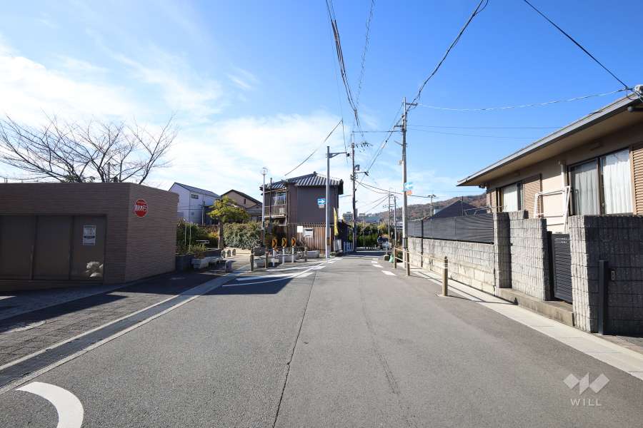 敷地北側の前面道路（東側より）