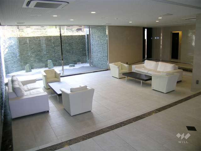 ソファセットのある広々としたエントランスホール