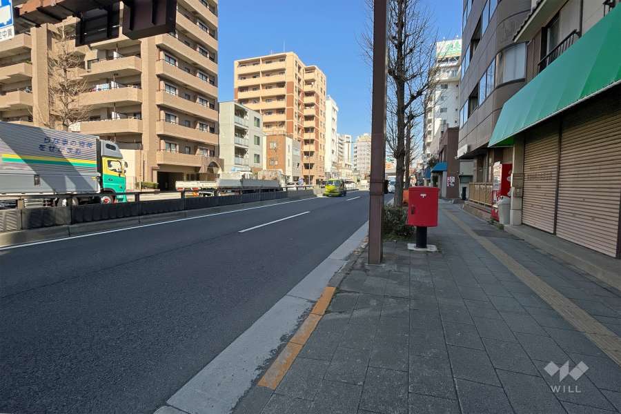 敷地西側の前面道路