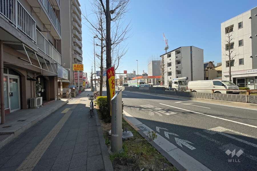 敷地西側の前面道路　