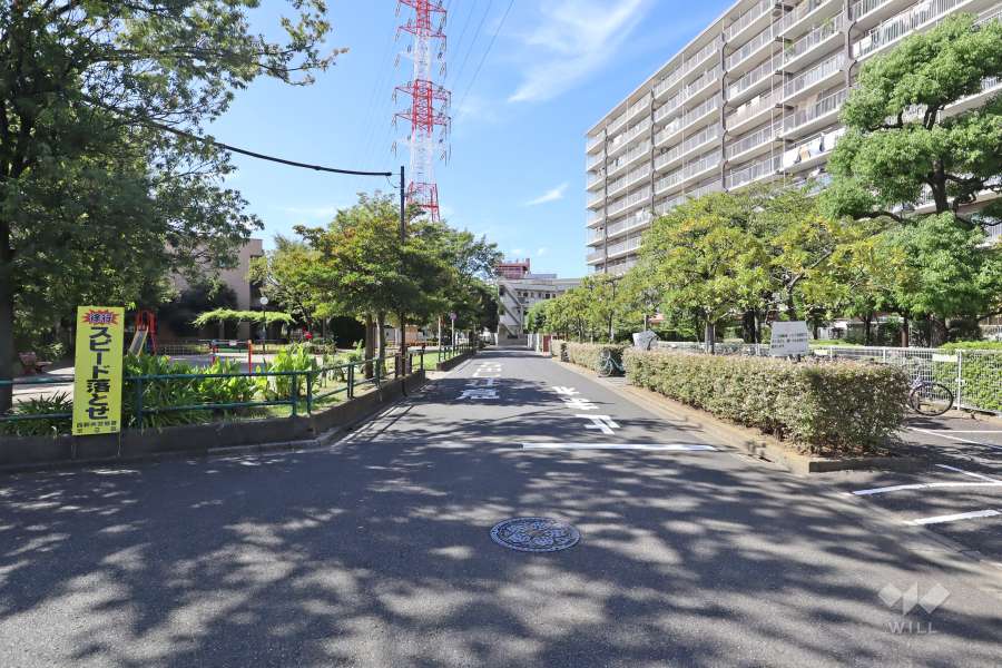 敷地南東側の前面道路（北東側から）