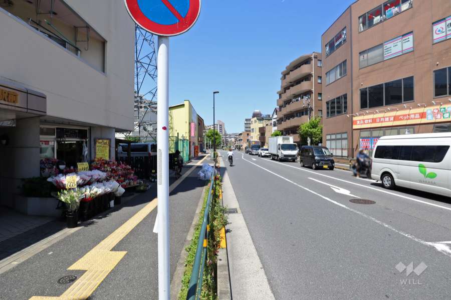 敷地北側の前面道路（東側から）