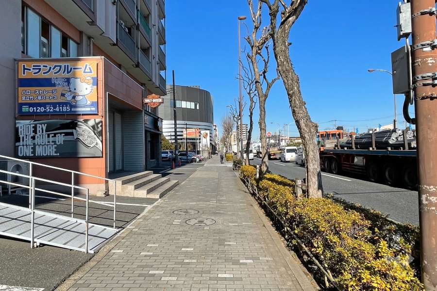 敷地東側の前面道路（南側から）